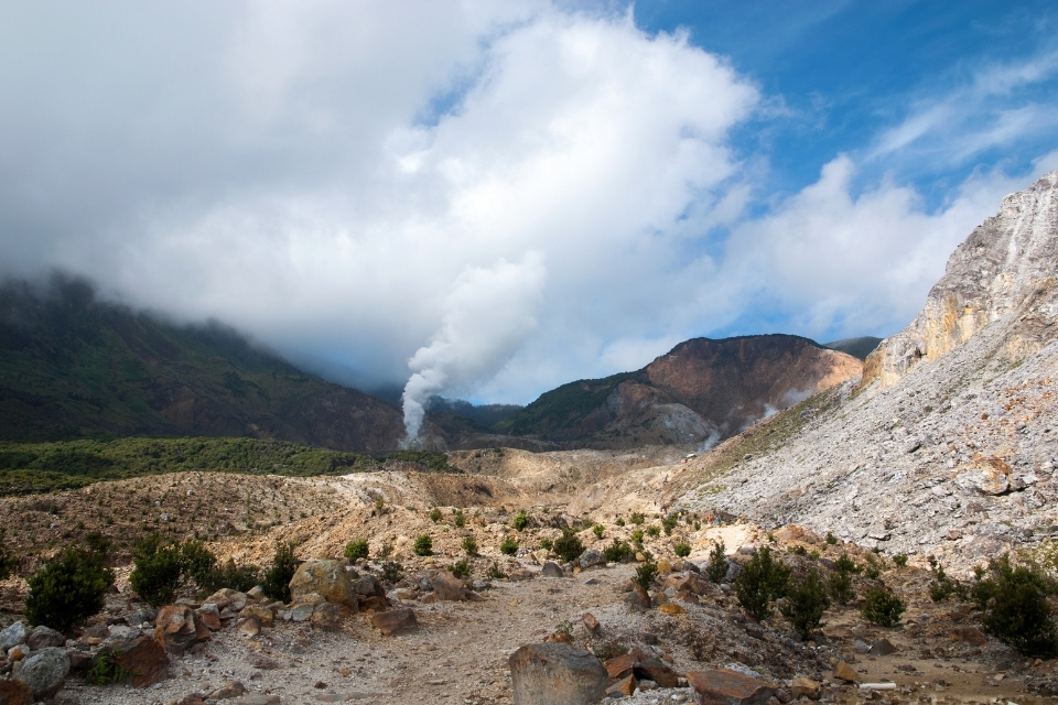 Pemandangan kawah belerang aktif dengan kepulan asap putih di Gunung Papandayan Garut