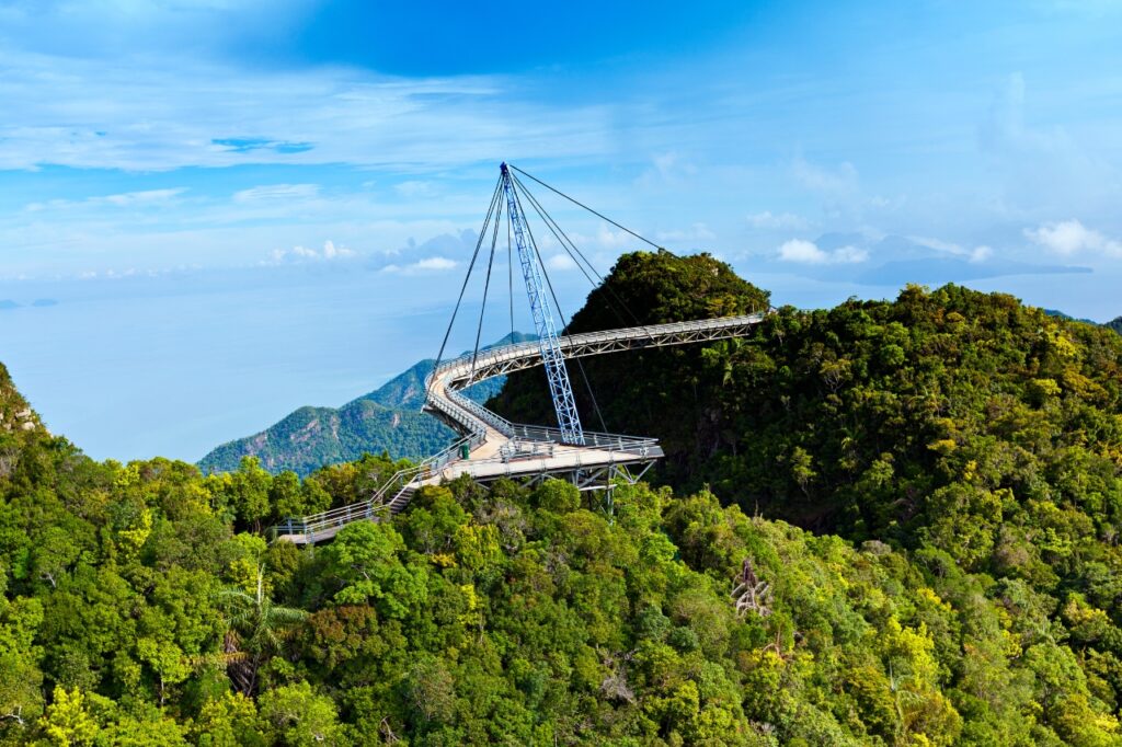 Dari Langkawi Sky Bridge dengan panjang 125 meter wisatawan bisa menikmati pemandangan yang eksotis