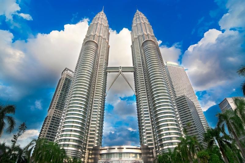 Menara Kembar Petronas di Kuala Lumpur, Malaysia saat siang hari