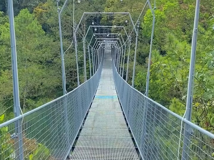 Jembatan gantung yang merupakan wahana baru di Kawah Kamojang Garut