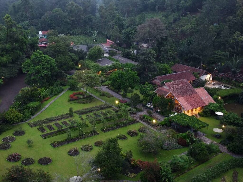 Kebun Mawar Situhapa Garut dilihat dari atas