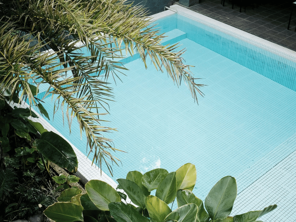Pemandian air panas Hanjuang Hot Spring yang dilihat dari pool cafe lantai dua
