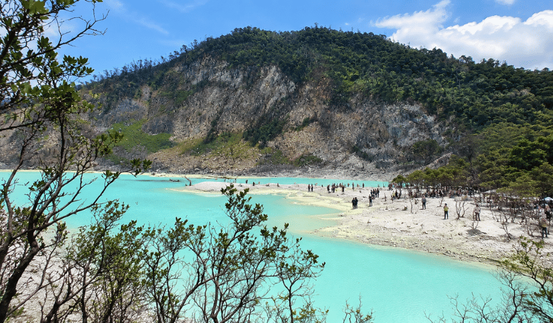 Kawah Putih Ciwidey: Danau Vulkanik Ikonik Bandung