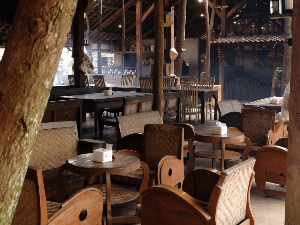 Area makan ruang joglo utama di Sasakala Resto Garut dengan desain joglo Jawa-Sunda yang dilengkapi kursi dan meja kayu jadul berukir