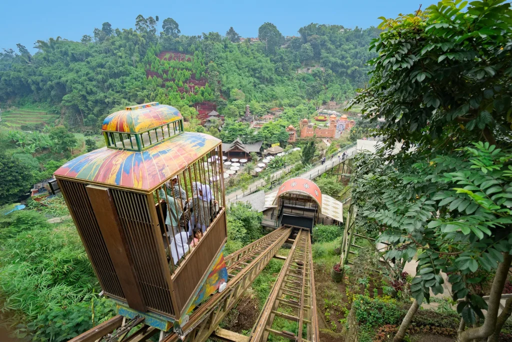 Wahana gondola atau lift di The Great Asia Africa Lembang Bandung