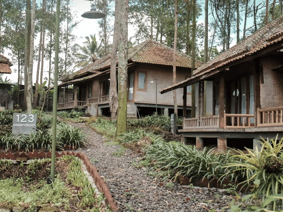 Villa di Sasakala Resto Garut dengan beberapa pilihan kamar bernuansa alam dan jadul untuk menginap