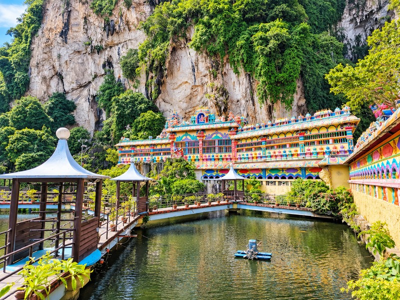 Daya tarik kawasan Batu Caves berupa kompleks gua kapur
