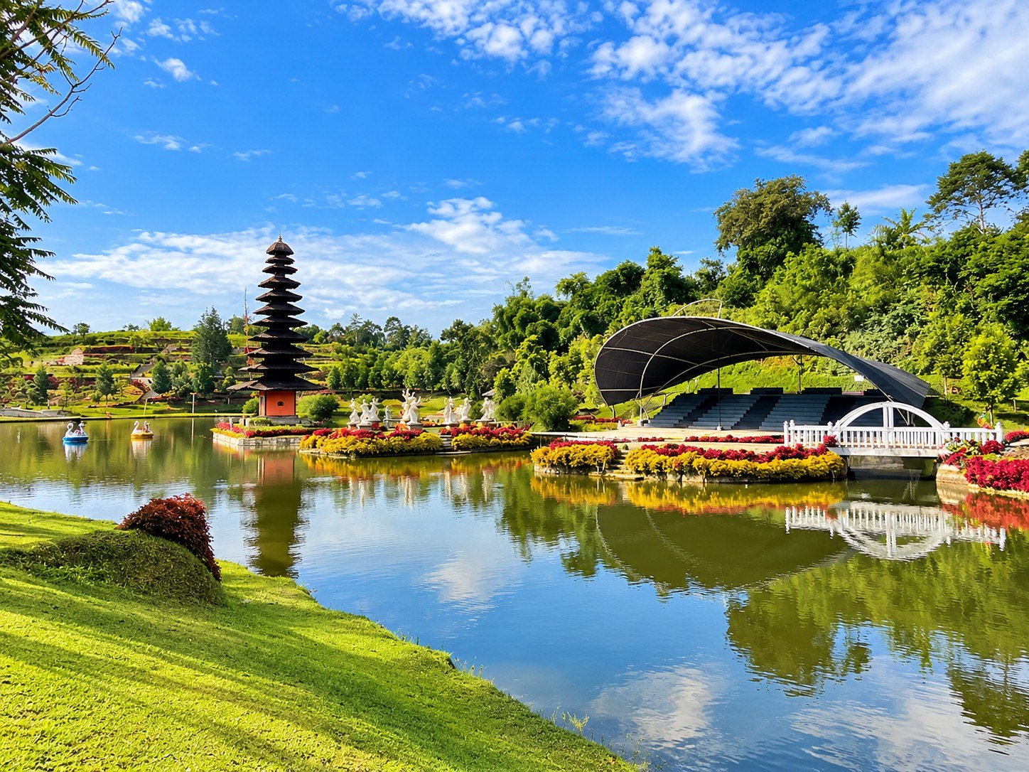 Situ Pandawa merupakan danau buatan dengan wahana air seru di Taman Lembah Dewata